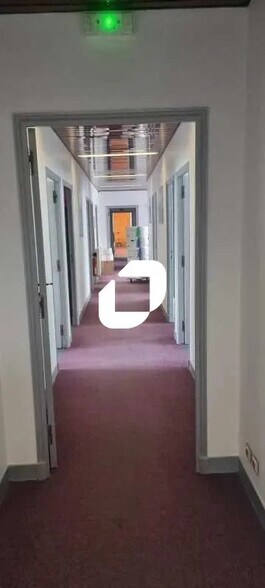 Local d’activités dans Montreuil à louer - Photo de l’immeuble – Image 3 sur 10