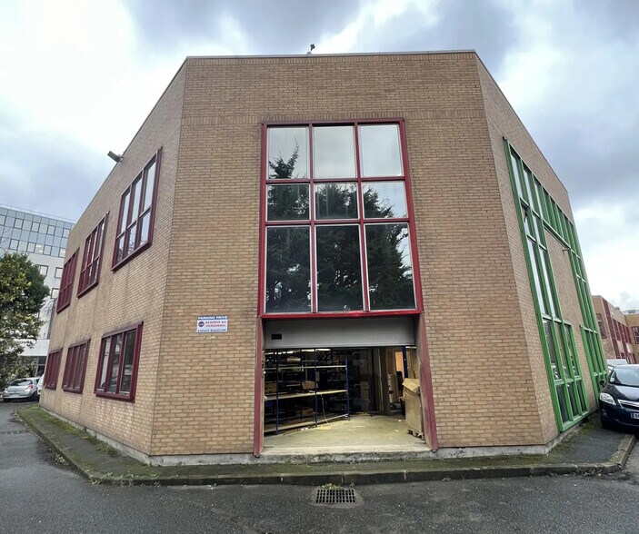 Local d’activités dans Saint-Denis à louer - Photo de l’immeuble – Image 1 sur 5