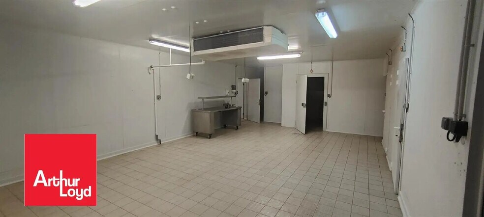 Local d'activités dans Prunay-le-Gillon à vendre - Photo intérieure – Image 1 sur 4