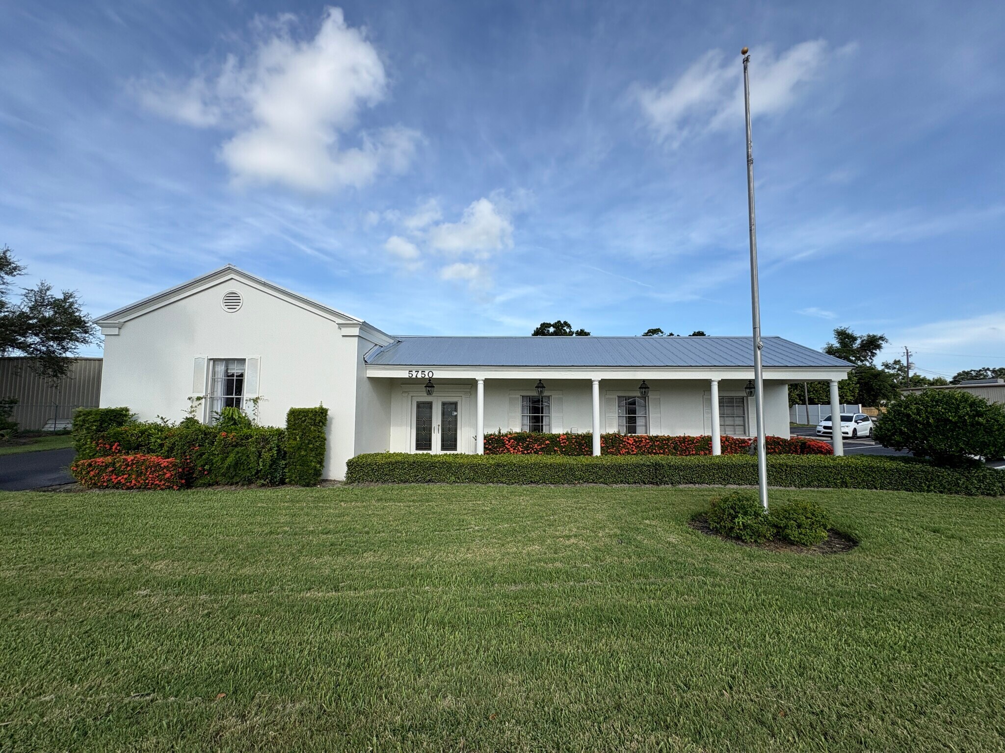 5750 Swift Rd, Sarasota, FL à louer Photo de l’immeuble– Image 1 sur 30