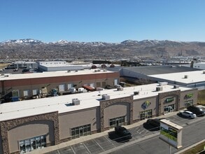 386 N Redwood Rd, North Salt Lake, UT à louer Photo de l’immeuble– Image 2 sur 3