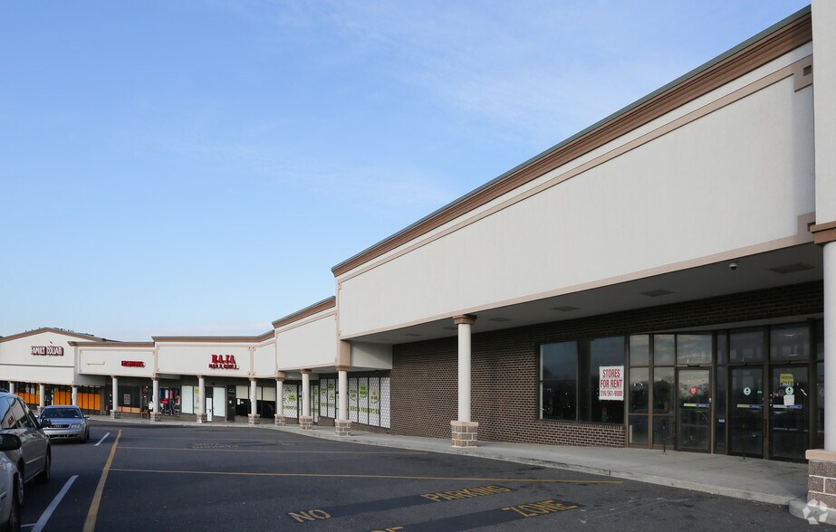 349-411 Horseblock Rd, Farmingville, NY à louer - Photo de l’immeuble – Image 3 sur 14