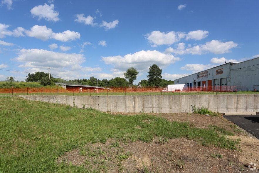 1 Hilldale Ave, Plaistow, NH à louer - Photo principale – Image 1 sur 5
