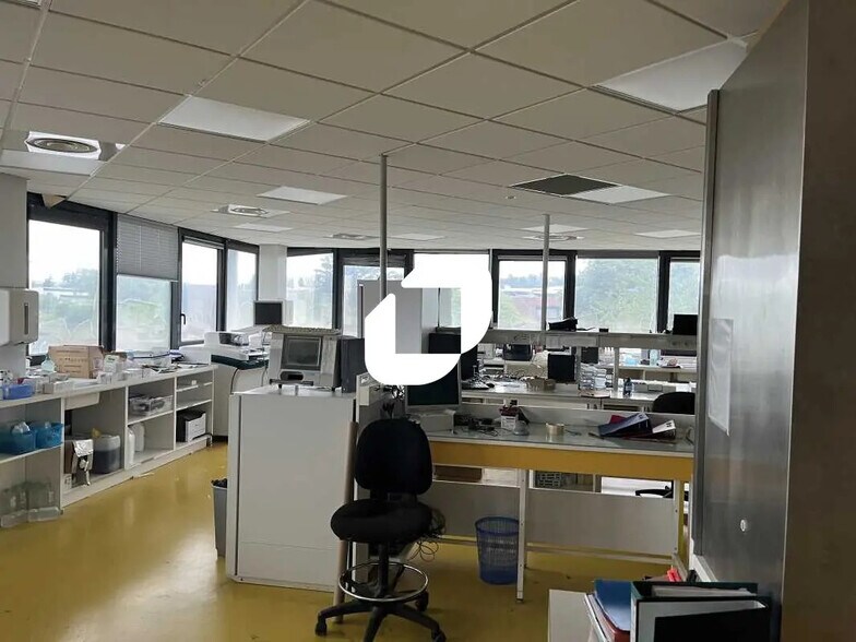 Bureau dans Bron à louer - Photo de l’immeuble – Image 2 sur 5