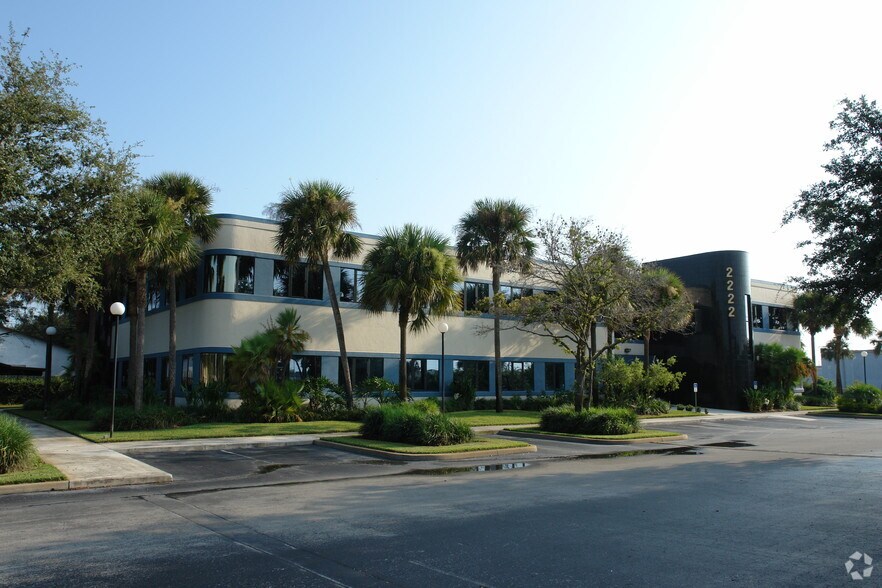 2222 Colonial Rd, Fort Pierce, FL à louer - Photo de l’immeuble – Image 2 sur 7