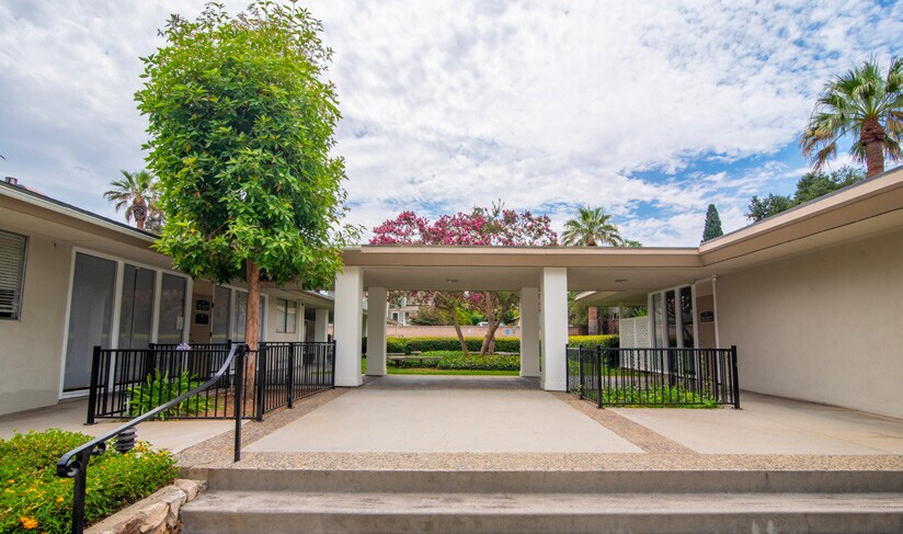16 E Fern Ave, Redlands, CA à vendre - Photo de l’immeuble – Image 3 sur 9