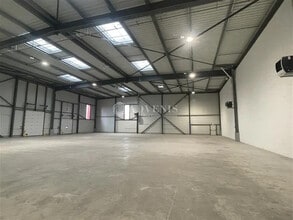 Industriel/Logistique dans Le Thillay à louer Photo intérieure– Image 2 sur 9