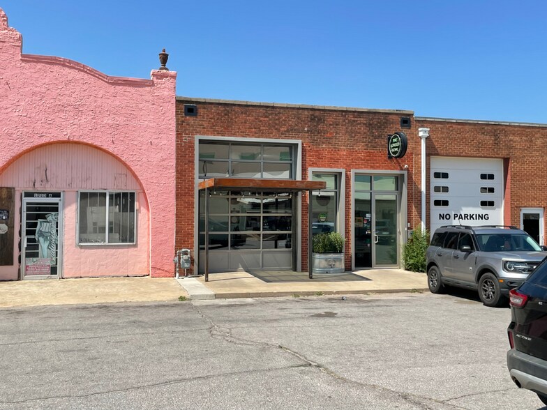 1211 SW 2nd St, Oklahoma City, OK à louer - Photo de l’immeuble – Image 3 sur 9