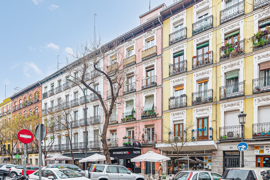 Immeuble residentiel dans Madrid, Madrid à vendre - Photo de l’immeuble – Image 2 sur 2