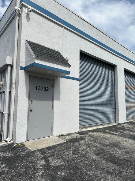 13700-13708 SW 145th Ct, Miami, FL à louer - Photo de l’immeuble – Image 3 sur 3