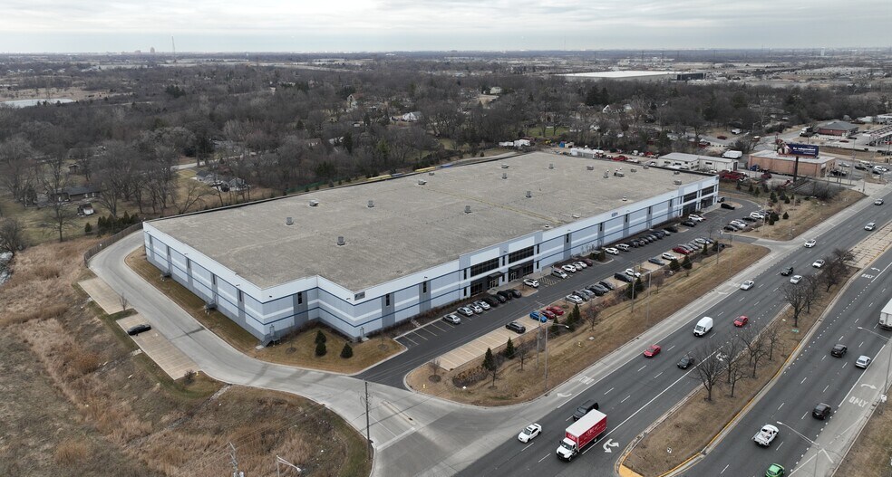 990 E North Ave, Glendale Heights, IL à louer - Photo de l’immeuble – Image 2 sur 4