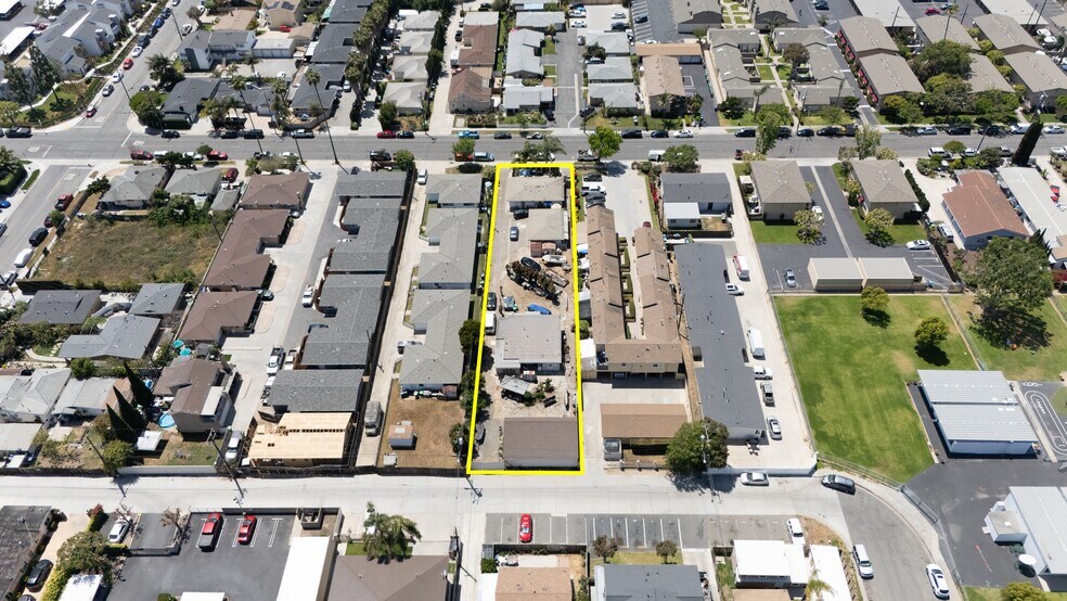 2028 Wallace Ave, Costa Mesa, CA à vendre - Photo de l’immeuble – Image 3 sur 5