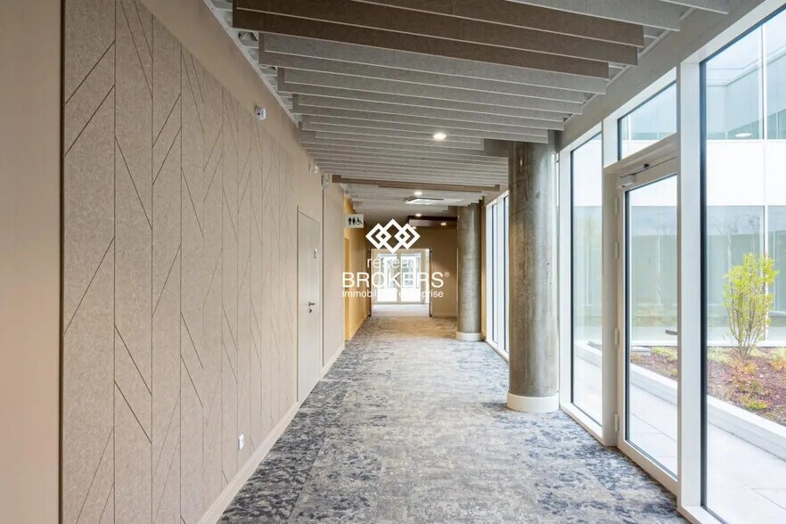 Bureau dans Bourg-en-Bresse à louer - Hall d’entrée – Image 3 sur 10