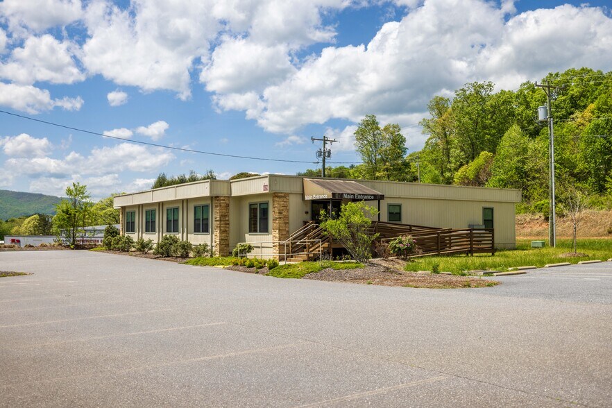 609 Asheville Hwy, Sylva, NC à louer - Photo de l’immeuble – Image 1 sur 31