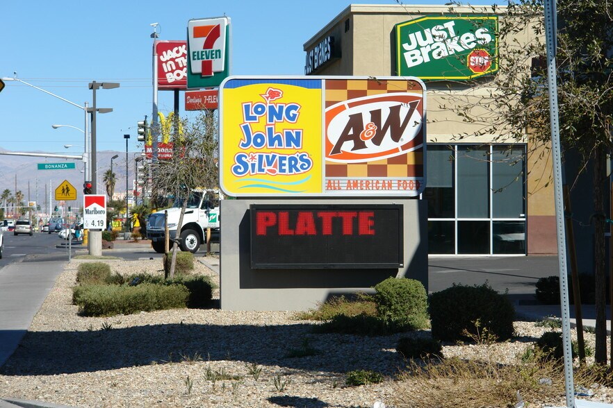 734 N Nellis Blvd, Las Vegas, NV à vendre - Photo de l’immeuble – Image 2 sur 4