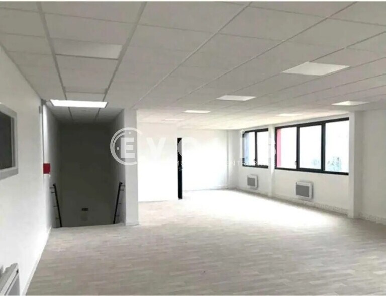 27 Avenue De La Baltique, Villebon-sur-Yvette à louer - Photo de l’immeuble – Image 2 sur 8