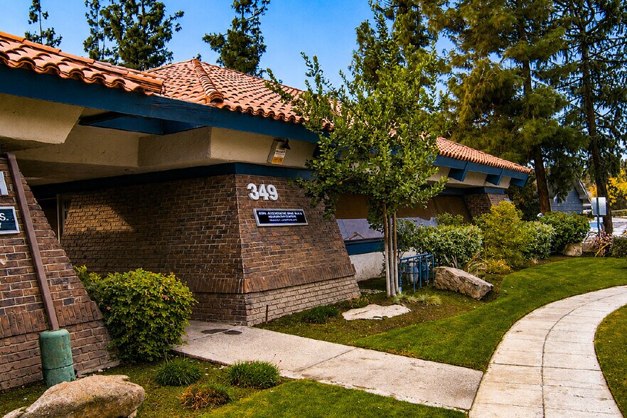 349 E Bullard Ave, Fresno, CA à louer - Photo de l’immeuble – Image 1 sur 3