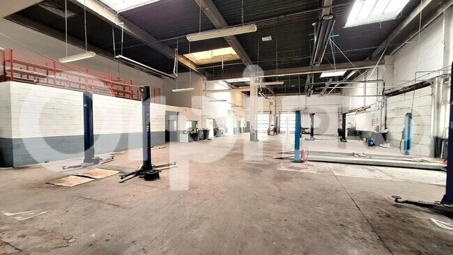 Plus de détails pour Local d'activités à louer