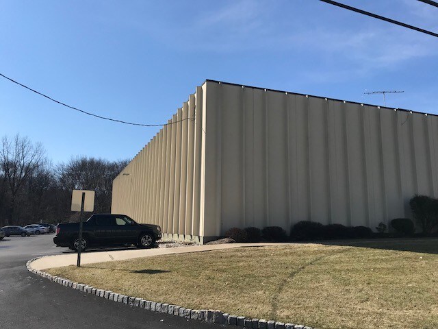 26 Law Dr, Fairfield, NJ à louer - Photo de l’immeuble – Image 3 sur 14