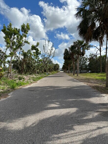 7051 Lakeridge Ct, Fort Myers, FL à vendre - Photo de l’immeuble – Image 3 sur 3