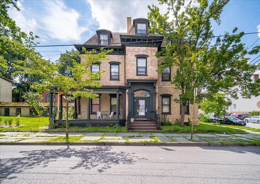 85 Grand St, Newburgh, NY à vendre - Photo principale – Image 1 sur 15