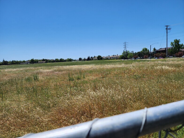 7400 Shasta Ave, Elk Grove, CA à vendre - Photo de l’immeuble – Image 2 sur 9