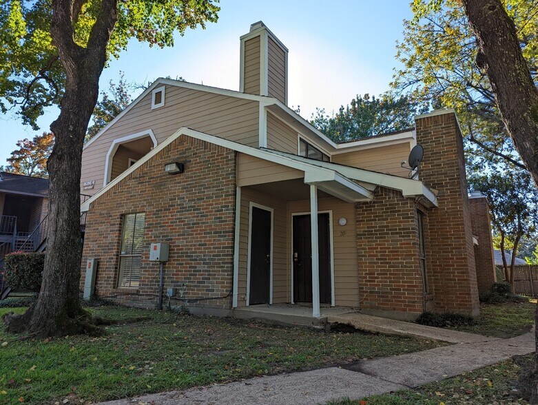 Inwood Village 12-Unit 4-Plex Portfolio portefeuille de 3 biens à vendre sur LoopNet.fr - Photo de l’immeuble – Image 3 sur 21