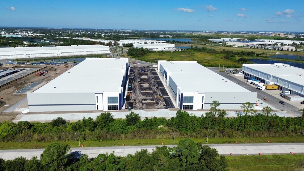 2690 Gateway Centre Pky, Saint Petersburg, FL à louer - Photo de l’immeuble – Image 2 sur 7