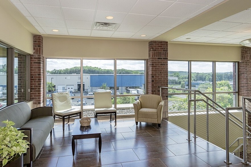 12 Turnberry Ln, Newtown, CT à louer - Photo intérieure – Image 3 sur 8