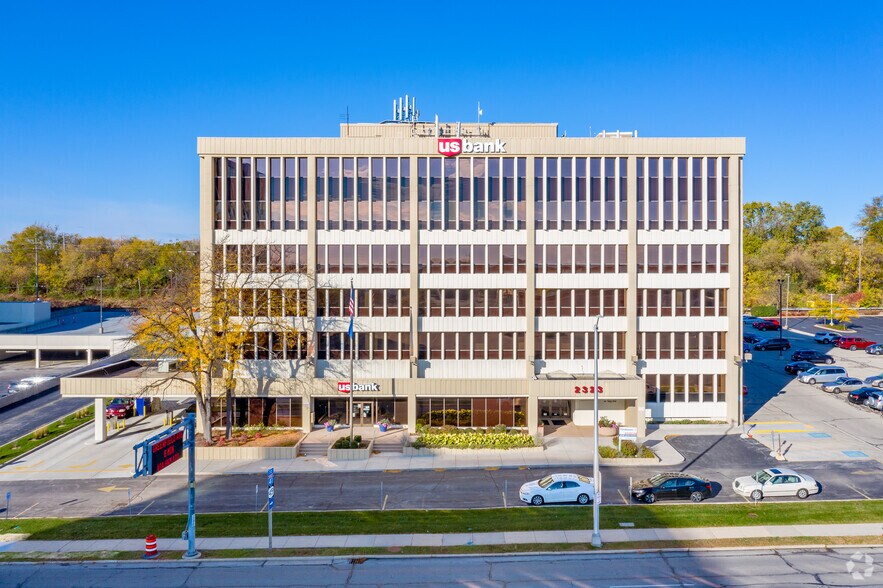 2323 N Mayfair Rd, Milwaukee, WI à louer - Photo de l’immeuble – Image 2 sur 6