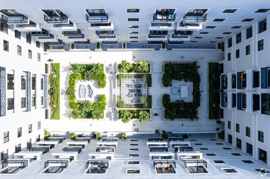 1350 S Dixie Hwy, Coral Gables, FL à louer - Photo de l’immeuble – Image 3 sur 9