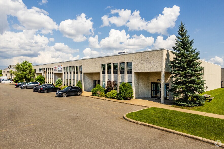 2403-2467 Rue Guénette, Saint-Laurent, QC à louer - Photo de l’immeuble – Image 2 sur 14
