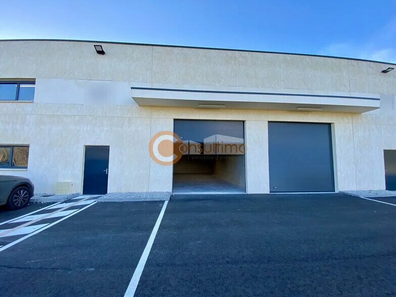 Local d’activités dans Saint-Germain-du-Puch à louer - Photo de l’immeuble – Image 3 sur 7