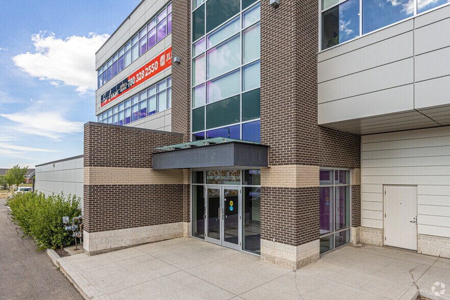 8005 Emerald Dr, Sherwood Park, AB à louer - Photo de l’immeuble – Image 3 sur 8