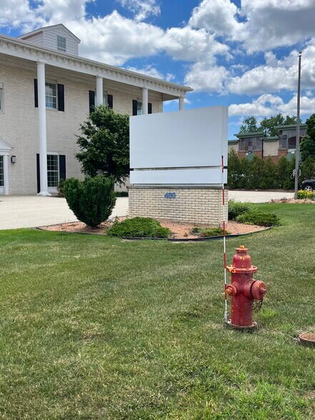 400 N Moorland Rd, Brookfield, WI à louer - Photo de l’immeuble – Image 2 sur 12