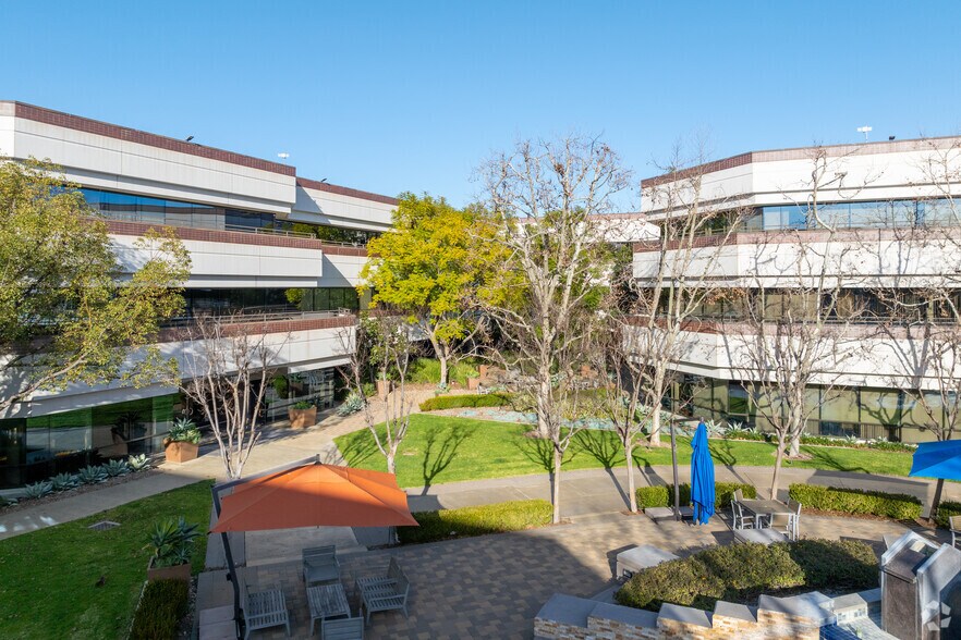 21820 Burbank Blvd, Woodland Hills, CA à louer - Photo principale – Image 1 sur 14