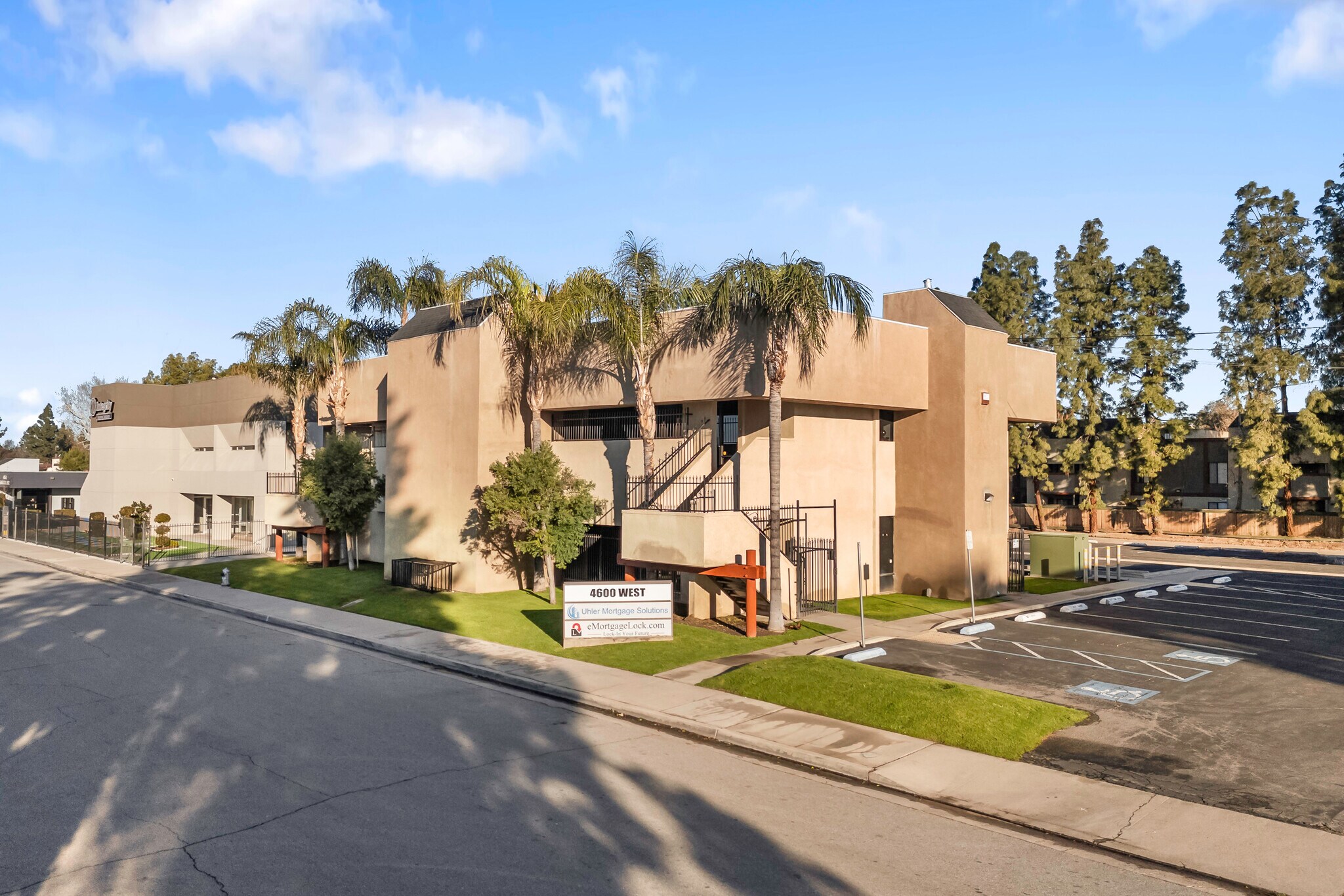 4600 W American Ave, Bakersfield, CA à vendre Photo principale– Image 1 sur 64