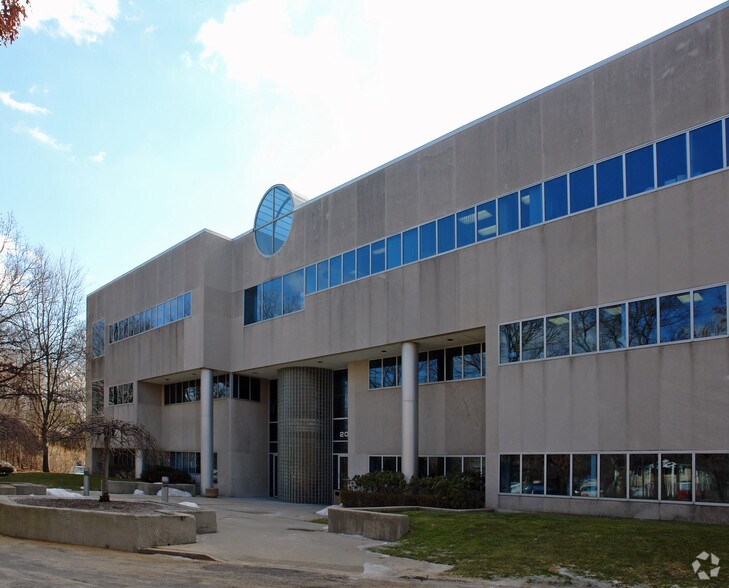 200 Parkway Dr S, Hauppauge, NY à louer - Photo de l’immeuble – Image 3 sur 16
