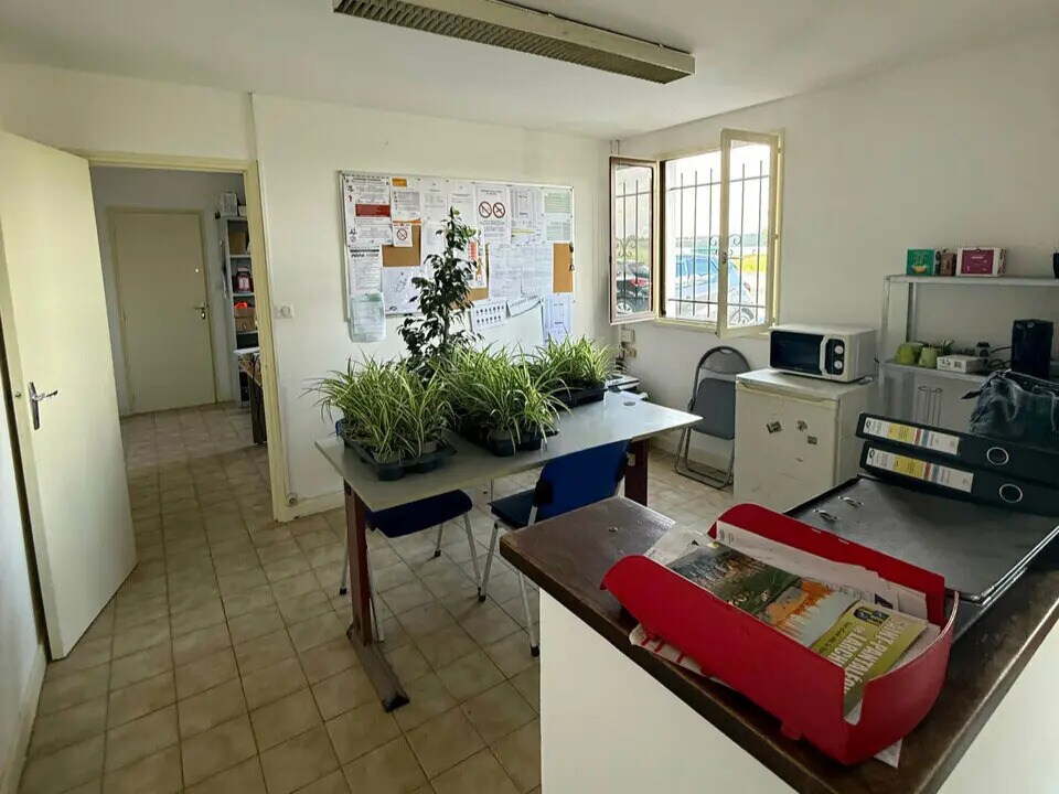 Local d’activités dans Saint-Pantaléon-de-Larche à louer Photo intérieure– Image 1 sur 10