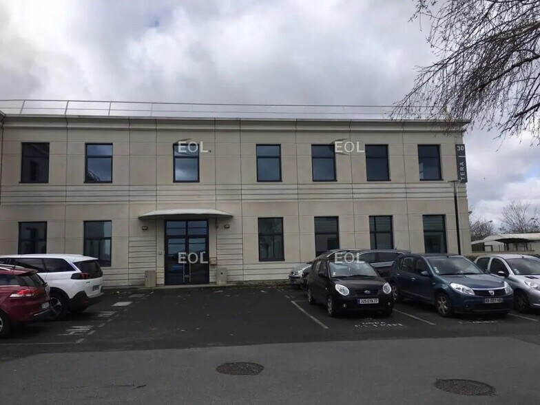 Local d’activités dans Créteil à louer - Photo de l’immeuble – Image 3 sur 7