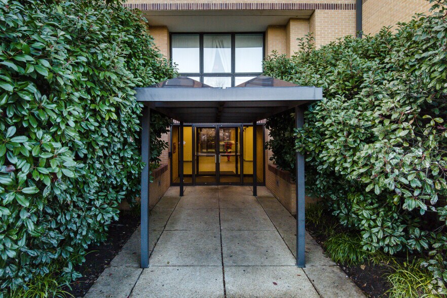 7525 Greenway Center Dr, Greenbelt, MD à louer - Photo de l’immeuble – Image 3 sur 6