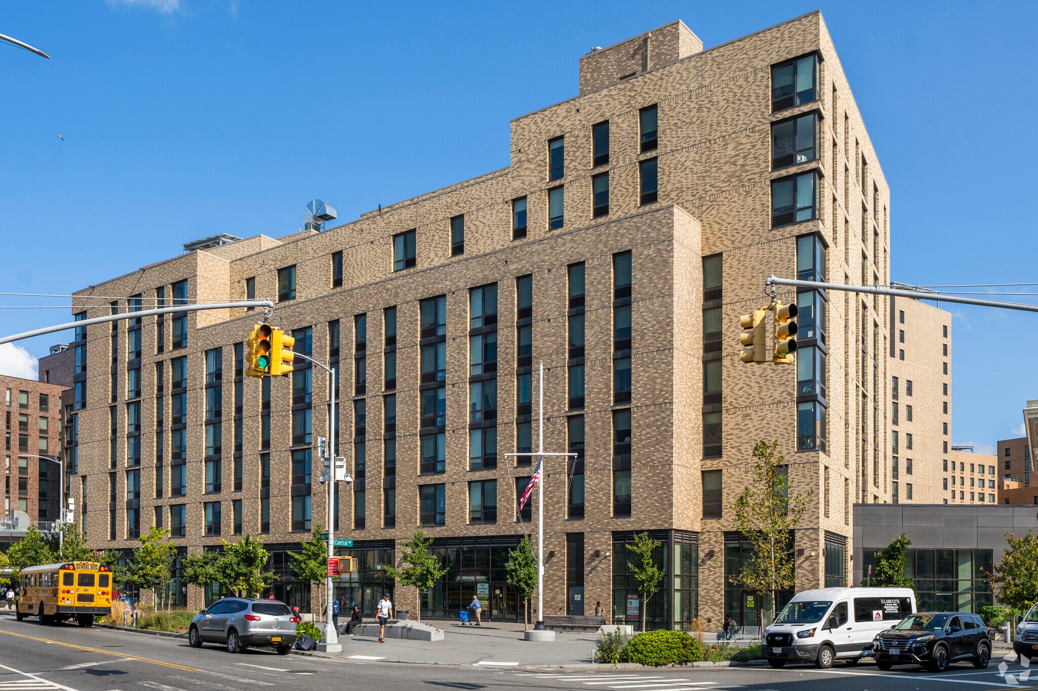 1725 Village Ln, Far Rockaway, NY à louer Photo principale– Image 1 sur 31