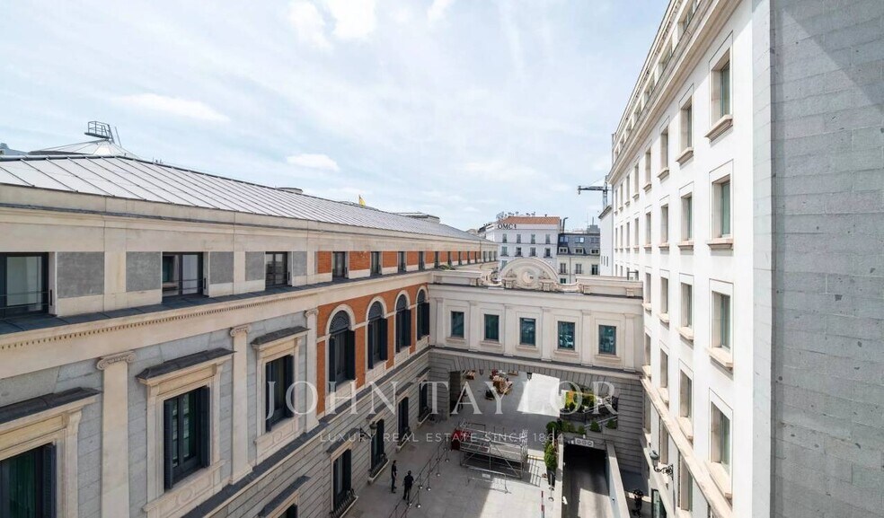 Immeuble residentiel dans Madrid, Madrid à vendre - Photo de l’immeuble – Image 2 sur 16