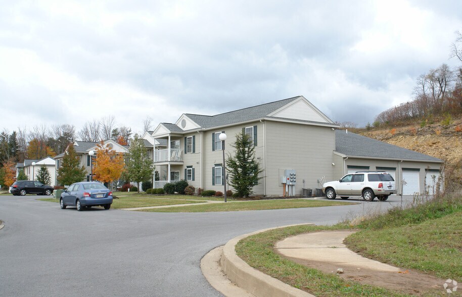 155 Franklin Ave, Bloomsburg, PA à vendre - Photo de l’immeuble – Image 2 sur 3
