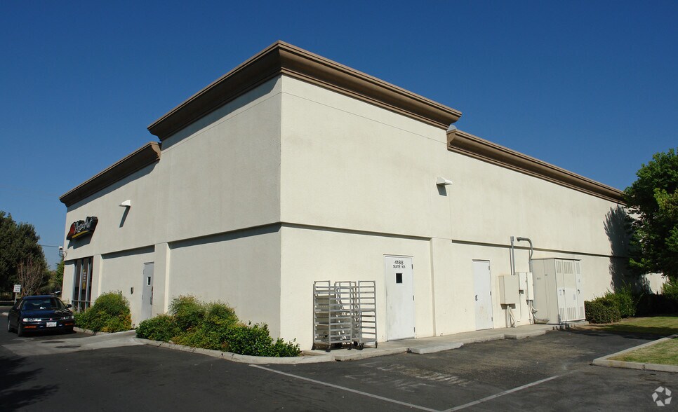1720 N Cedar Ave, Fresno, CA à louer - Photo de l’immeuble – Image 2 sur 5