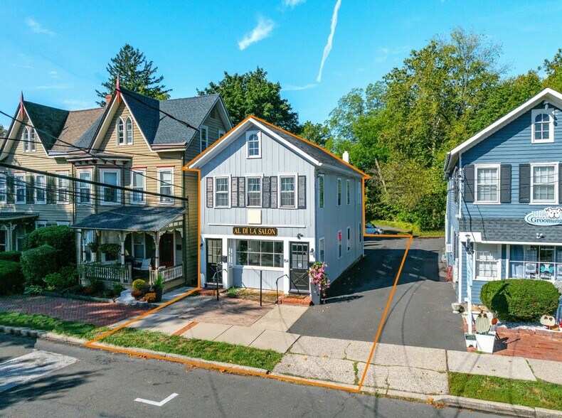 154 N State St, Newtown, PA à vendre - Photo de l’immeuble – Image 1 sur 10