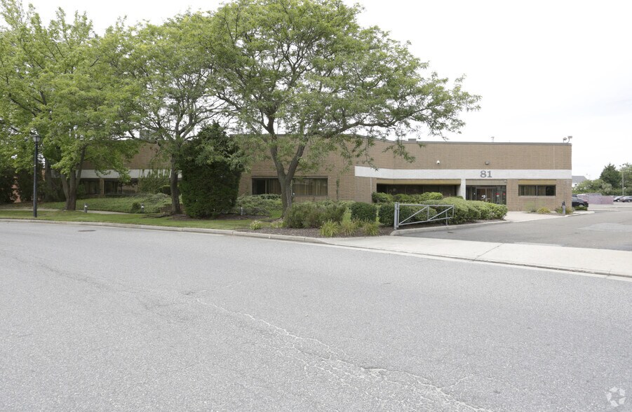 81 Executive Blvd, Farmingdale, NY à louer - Photo de l’immeuble – Image 3 sur 4