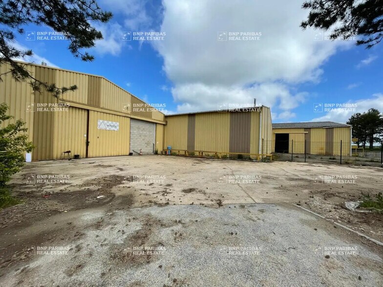 Local d'activités dans Thiverval-Grignon à vendre - Photo de l’immeuble – Image 1 sur 8
