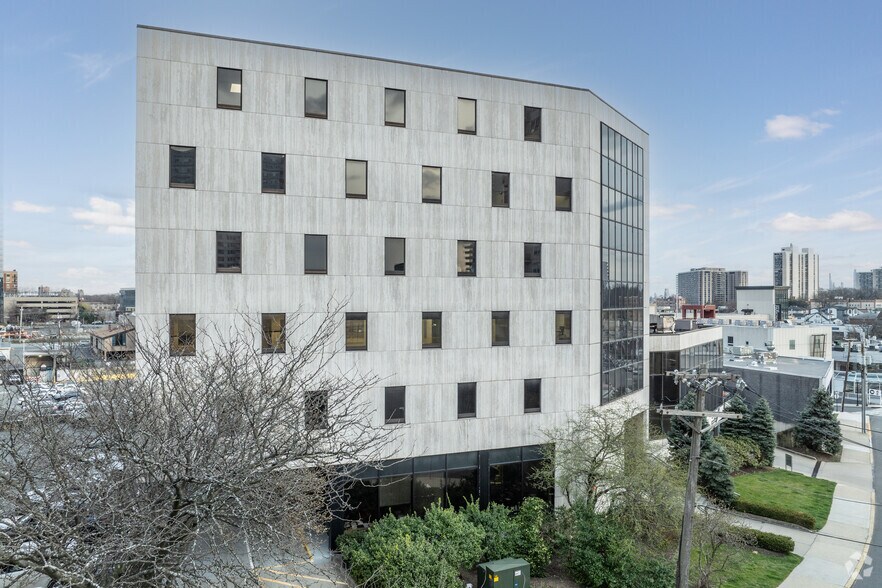 2050 Center Ave, Fort Lee, NJ à louer - Photo de l’immeuble – Image 2 sur 6