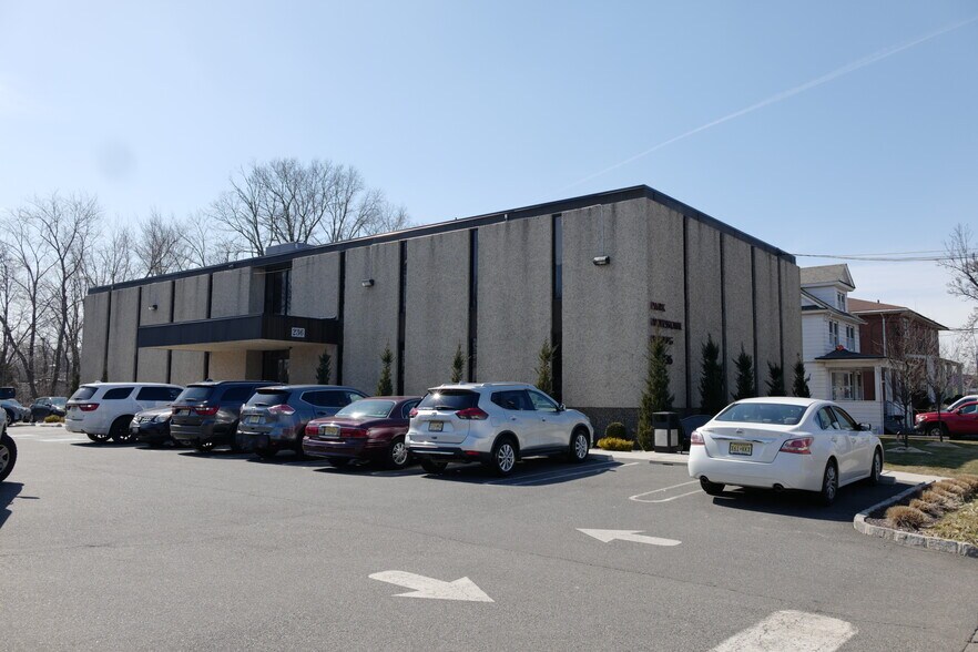 236 E Westfield Ave, Roselle Park, NJ à louer - Photo de l’immeuble – Image 1 sur 4